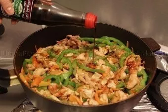 Салати з соєвим соусом - з м'ясом, куркою, огірками (салат курка м'ясо огірок перець соус м'ясо) Салати з соєвим соусом - з м'ясом, куркою, огірками