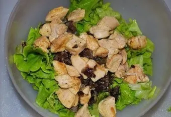 Салати з соєвим соусом - з м'ясом, куркою, огірками (соусом) Салати з соєвим соусом - з м'ясом, куркою, огірками