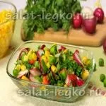 Салат з куркою, сухариками і сиром (сиром) Салат з куркою, сухариками і сиром