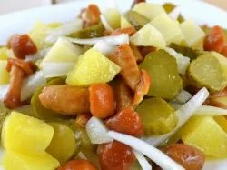 Салат з маринованими опеньками