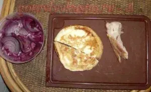 Салат з копченою куркою, омлетом і маринованою цибулею, покрокові рецепти з фото (цибулею) Салат з копченою куркою, омлетом і маринованою цибулею, покрокові рецепти з фото