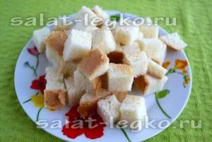 Салат з куркою, сухариками і сиром (рецепт) Салат з куркою, сухариками і сиром