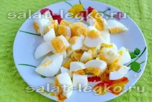 Салат з куркою, сухариками і сиром (сиром) Салат з куркою, сухариками і сиром