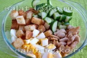 Салат з куркою, сухариками і сиром (рецепт) Салат з куркою, сухариками і сиром