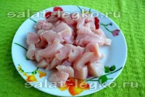 Салат з куркою, сухариками і сиром (сухариками) Салат з куркою, сухариками і сиром