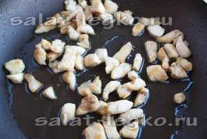 Салат з куркою, сухариками і сиром (сиром) Салат з куркою, сухариками і сиром