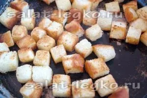 Салат з куркою, сухариками і сиром (сир) Салат з куркою, сухариками і сиром