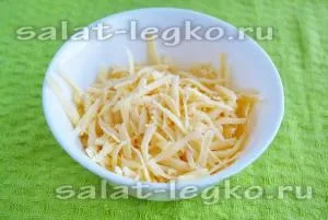 Салат з куркою, сухариками і сиром (куркою) Салат з куркою, сухариками і сиром