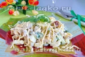 Салат з куркою, сухариками і сиром (курка) Салат з куркою, сухариками і сиром
