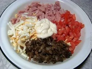 Салат з шинкою шампіньйонами і помідорами (печерицями та помідорами) Салат з шинкою шампіньйонами і помідорами