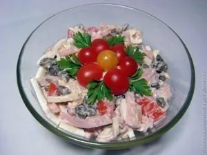 Салат з шинкою шампіньйонами і помідорами (майонез) Салат з шинкою шампіньйонами і помідорами