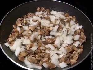 Салат з шинкою шампіньйонами і помідорами (майонез) Салат з шинкою шампіньйонами і помідорами