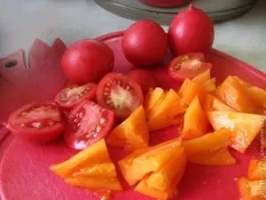 Салат з грінками і томатами