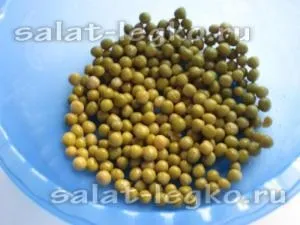 Салат з крабовими паличками і солоними огірками (крабовими) Салат з крабовими паличками і солоними огірками