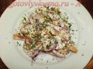 Салат з копченою куркою, омлетом і маринованою цибулею, покрокові рецепти з фото (копченої) Салат з копченою куркою, омлетом і маринованою цибулею, покрокові рецепти з фото