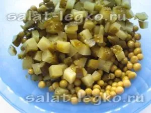 Салат з крабовими паличками і солоними огірками (салат) Салат з крабовими паличками і солоними огірками