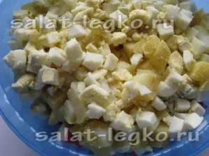 Салат з крабовими паличками і солоними огірками (паличками) Салат з крабовими паличками і солоними огірками