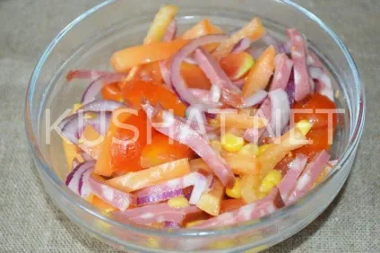 Салат з ковбасою, кукурудзою, помідорами і перцем (помідорами) Салат з ковбасою, кукурудзою, помідорами і перцем