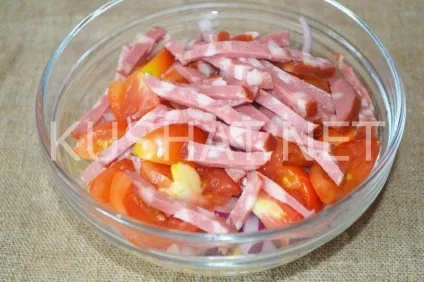 Салат з ковбасою, кукурудзою, помідорами і перцем (кукурудзою) Салат з ковбасою, кукурудзою, помідорами і перцем