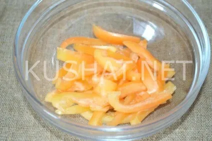 Салат з ковбасою, кукурудзою, помідорами і перцем (салат з ковбасою помідорами кукурудзою і перцем) Салат з ковбасою, кукурудзою, помідорами і перцем