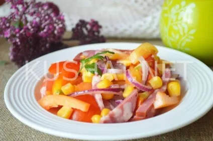 Салат з ковбасою, кукурудзою, помідорами і перцем (перцем) Салат з ковбасою, кукурудзою, помідорами і перцем