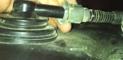 Зняття паливного бака в автомобілі ford focus 2 (3) Зняття паливного бака в автомобілі ford focus 2