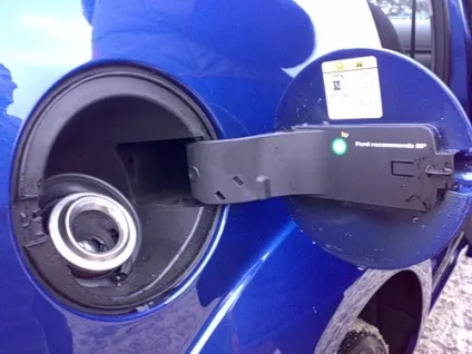 Зняття паливного бака в автомобілі ford focus 2 (з'єднувального шланга наливної) Зняття паливного бака в автомобілі ford focus 2