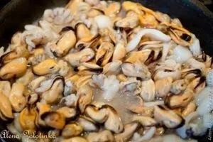 Паелья з куркою і морепродуктами (паелья з куркою і морепродуктами.) Паелья з куркою і морепродуктами
