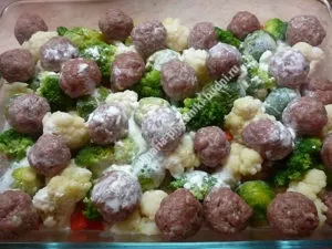 Овочі з фаршем в духовці або фрикадельки з овочами (запіканка з фаршем і овочами в духовці) Овочі з фаршем в духовці або фрикадельки з овочами