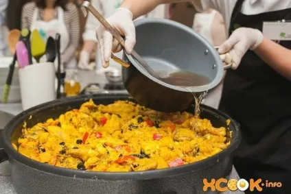 Паелья з куркою і морепродуктами - класичний іспанський рецепт з фото приготування (рецепт паельї з морепродуктами і куркою) Паелья з куркою і морепродуктами - класичний іспанський рецепт з фото приготування
