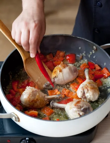 Паелья з куркою і морепродуктами рецепт з фото (наріжте середніми кубиками) Паелья з куркою і морепродуктами рецепт з фото