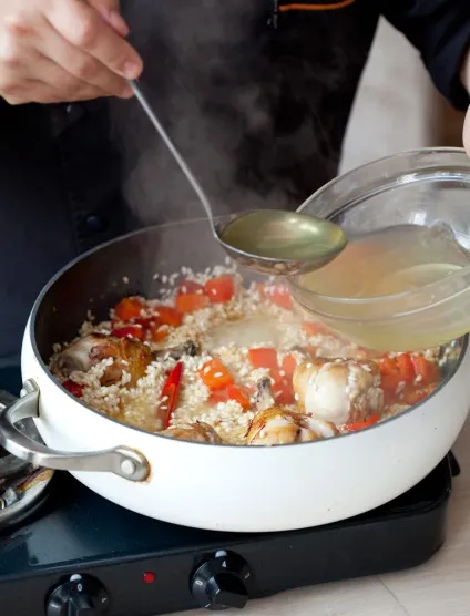 Паелья з куркою і морепродуктами рецепт з фото (наріжте середніми кубиками) Паелья з куркою і морепродуктами рецепт з фото