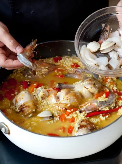 Паелья з куркою і морепродуктами рецепт з фото (наріжте середніми кубиками) Паелья з куркою і морепродуктами рецепт з фото