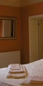 Спальня в персикових тонах
