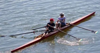 Спортивна гоночна човен