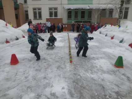 Спортивна розвага на вулиці «наші сани, їдуть самі» (ранній розвиток) Спортивна розвага на вулиці «наші сани, їдуть самі»