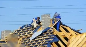 Крокви і покрівля, здатні витримати сильний вітер (верхньої конструкції будівлі) Крокви і покрівля, здатні витримати сильний вітер