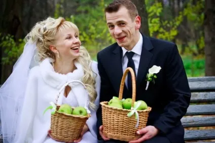 Весілля в яблучному стилі