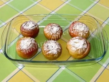 Печені яблука з цукром