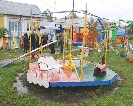 Перша дитяча площадка в селищі, побудована своїми руками, підлягає знесенню (майданчик) Перша дитяча площадка в селищі, побудована своїми руками, підлягає знесенню