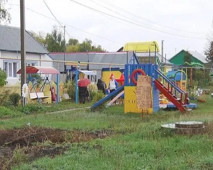 Перша дитяча площадка в селищі, побудована своїми руками, підлягає знесенню (майданчик) Перша дитяча площадка в селищі, побудована своїми руками, підлягає знесенню