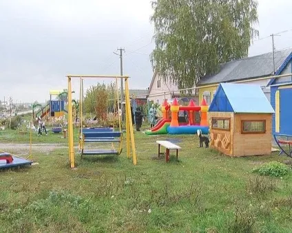 Перша дитяча площадка в селищі, побудована своїми руками, підлягає знесенню (майданчик) Перша дитяча площадка в селищі, побудована своїми руками, підлягає знесенню