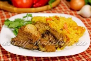 Свинячі реберця тушковані з рисом
