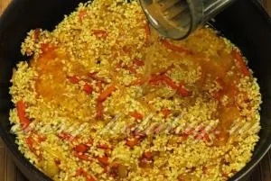 Свинячі реберця тушковані з рисом