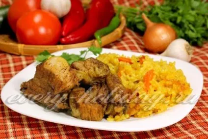 Свинячі реберця тушковані з рисом