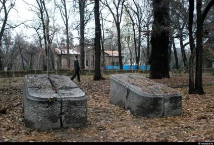 Таємниця паркових могил ( «... Дозвольте принести себе) Таємниця паркових могил