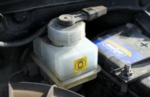 Тече гальмівна рідина в чому причина витоку (тече) Тече гальмівна рідина в чому причина витоку