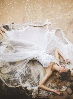 Тренд «trash the dress» або плаття в мотлох! (Образ нареченої) Тренд «trash the dress» або плаття в мотлох!