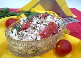 Сирний салат з помідорами і зеленню