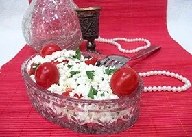 Сирний салат з помідорами і зеленню